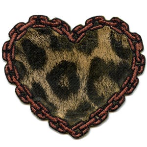 Op de afbeelding: Hartvormige patch met een luipaardprint in bruin en zwart. De patch heeft een decoratieve, geschulpte rand in roodbruin. Geschikt voor kleding of accessoires.