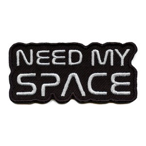 Puede incluir: Parche bordado negro con texto blanco que dice "NEED MY SPACE".