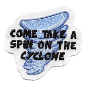 Peut inclure: Patch brodé avec un motif de tornade bleu et blanc et le texte "Come take a spin on the Cyclone".