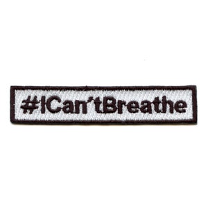 以下が含まれることがあります： 黒い文字で「#ICan'tBreathe」と書かれた白い刺繍パッチです。
