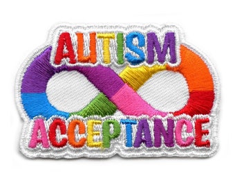 Puede incluir: Un parche blanco bordado con un símbolo de infinito arcoíris y el texto "AUTISM ACCEPTANCE".