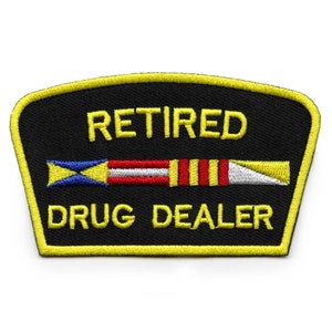 Op de afbeelding: Zwarte geborduurde patch met gele stiksels. De patch heeft de tekst "Retired Drug Dealer" met een nautisch vlagontwerp in het midden.