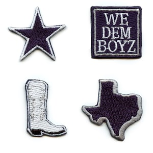 Puede incluir: Cuatro parches bordados para planchar en un set. Los parches son una estrella blanca, una bota blanca, un contorno negro del estado de Texas y un cuadrado negro con el texto "WE DEM BOYZ" en blanco.