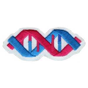 Op de afbeelding: Een witte geborduurde patch met een roze en blauwe DNA-dubbele helix-ontwerp.