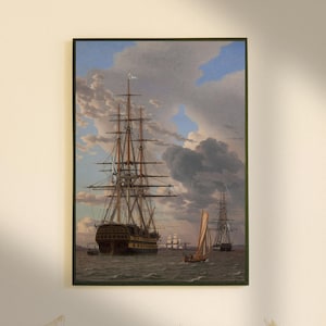 Könnte beinhalten: Ein Gemälde, das ein großes Segelschiff mit drei Masten und einem weißen Segel zeigt. Das Schiff befindet sich im Vordergrund des Gemäldes, im Hintergrund sind kleinere Schiffe zu sehen. Der Himmel ist bewölkt und das Wasser ist ruhig.