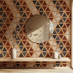 Puede incluir: Una pared de madera con un patrón geométrico de triángulos en tonos marrones, grises y blancos. Un espejo redondo cuelga de la pared, y un estante con dos jarrones decorativos se encuentra debajo.