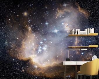Könnte beinhalten: Ein Wandbild mit kosmischem Thema, das einen Nebel mit wirbelnden Blau-, Gold- und Weißtönen und hellen Sternen zeigt. Die Szene umfasst einen Schreibtisch, Regale mit Büchern, eine Lampe und einen gelben Stuhl.