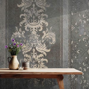 Peut inclure: Une table en bois avec un vase de fleurs violettes et deux petits récipients en céramique. La table est devant un mur gris avec un motif damassé blanc.