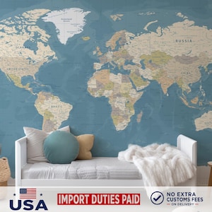 Peut inclure: Un lit de repos blanc avec un coussin rond bleu sarcelle, un coussin rectangulaire beige et un coussin rectangulaire blanc, placé contre une fresque murale représentant une carte du monde aux tons terreux et un fond bleu profond.