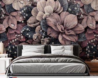 Pode incluir: Um quarto com uma cama de roupa branca em frente a uma parede coberta com papel de parede com um padrão floral em grande escala. O design apresenta flores de grandes dimensões em rosa empoeirado e cinzento escuro com pequenas flores brancas e folhas escuras.