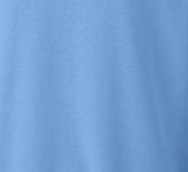 Pode incluir: Tecido azul claro liso com linhas verticais sutis, criando uma apar&ecirc;ncia texturizada. A cor &eacute; um tom suave e suave de azul, que lembra o c&eacute;u claro. O tecido parece liso e possivelmente leve.