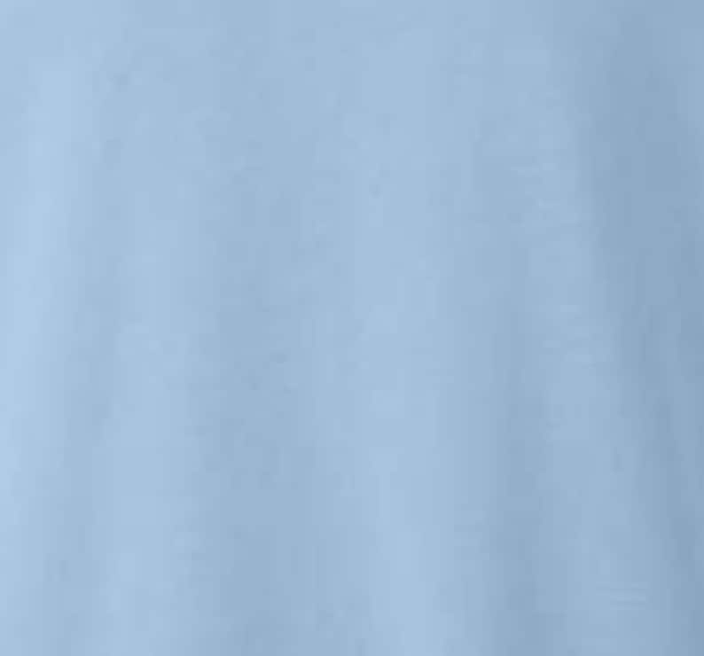 Pode incluir: Tecido azul claro liso com linhas verticais, criando uma apar&ecirc;ncia texturizada. A cor &eacute; um tom pastel suave, adequado para v&aacute;rias aplica&ccedil;&otilde;es. O tecido parece ser uma &uacute;nica pe&ccedil;a, sem costuras ou padr&otilde;es vis&iacute;veis.