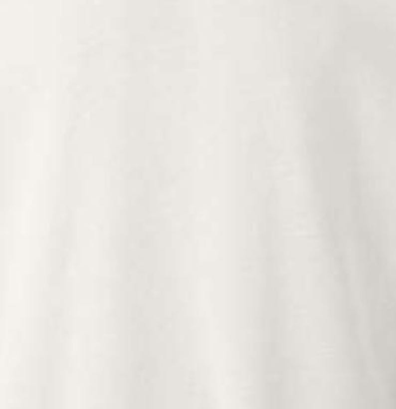 Pode incluir: Um tecido branco liso com textura sutil e dobras suaves. O material parece leve e fluido, com sombras suaves que sugerem um design drapeado ou em camadas. A impress&atilde;o geral &eacute; de simplicidade e eleg&acirc;ncia.