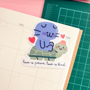 L'amore è paziente L'amore è gentile - Adesivo trasparente laminato per laptop e telefono - Diari, quaderni, pianificatori, diari, adesivi decorativi