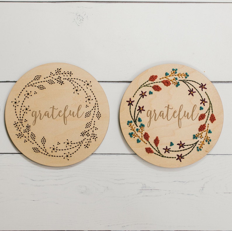 Autumn Embroidery Kit, Personalized Gift, Fall Floral Wreath, Wood DIY, Embroidery Blank, Beginner Needlework, Custom Name Craft, Word Art Bild 4