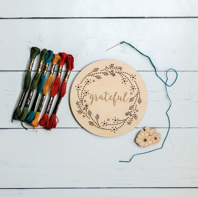 Autumn Embroidery Kit, Personalized Gift, Fall Floral Wreath, Wood DIY, Embroidery Blank, Beginner Needlework, Custom Name Craft, Word Art Bild 6