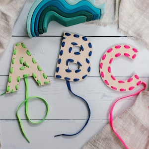 Planche de laçage alphabet, Cartes de couture ABC, Activité de couture pour enfant, Apprendre à coudre, Activité ABC, Cartes de laçage, Planche de laçage initiale personnalisée