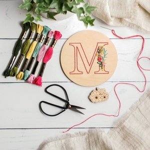 Embroidered Monogram Kit, Floral Initial, Custom Needlework, Teen Craft, Personalized Craft Kit, Wood DIY, Beginner Embroidery, Gift For Her afbeelding 2