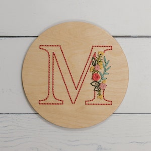 Embroidered Monogram Kit, Floral Initial, Custom Needlework, Teen Craft, Personalized Craft Kit, Wood DIY, Beginner Embroidery, Gift For Her afbeelding 1