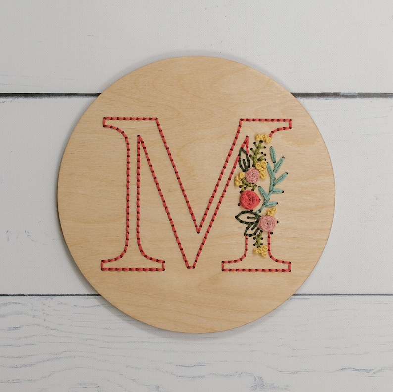 Embroidered Monogram Kit, Floral Initial, Custom Needlework, Teen Craft, Personalized Craft Kit, Wood DIY, Beginner Embroidery, Gift For Her afbeelding 1