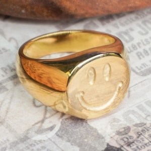Zegelring met smileygezicht ~ Gegraveerde Solid Chunky Happy Positive Energy 18K verguld, spirituele boho roestvrij staal aanslagvrije sieraden