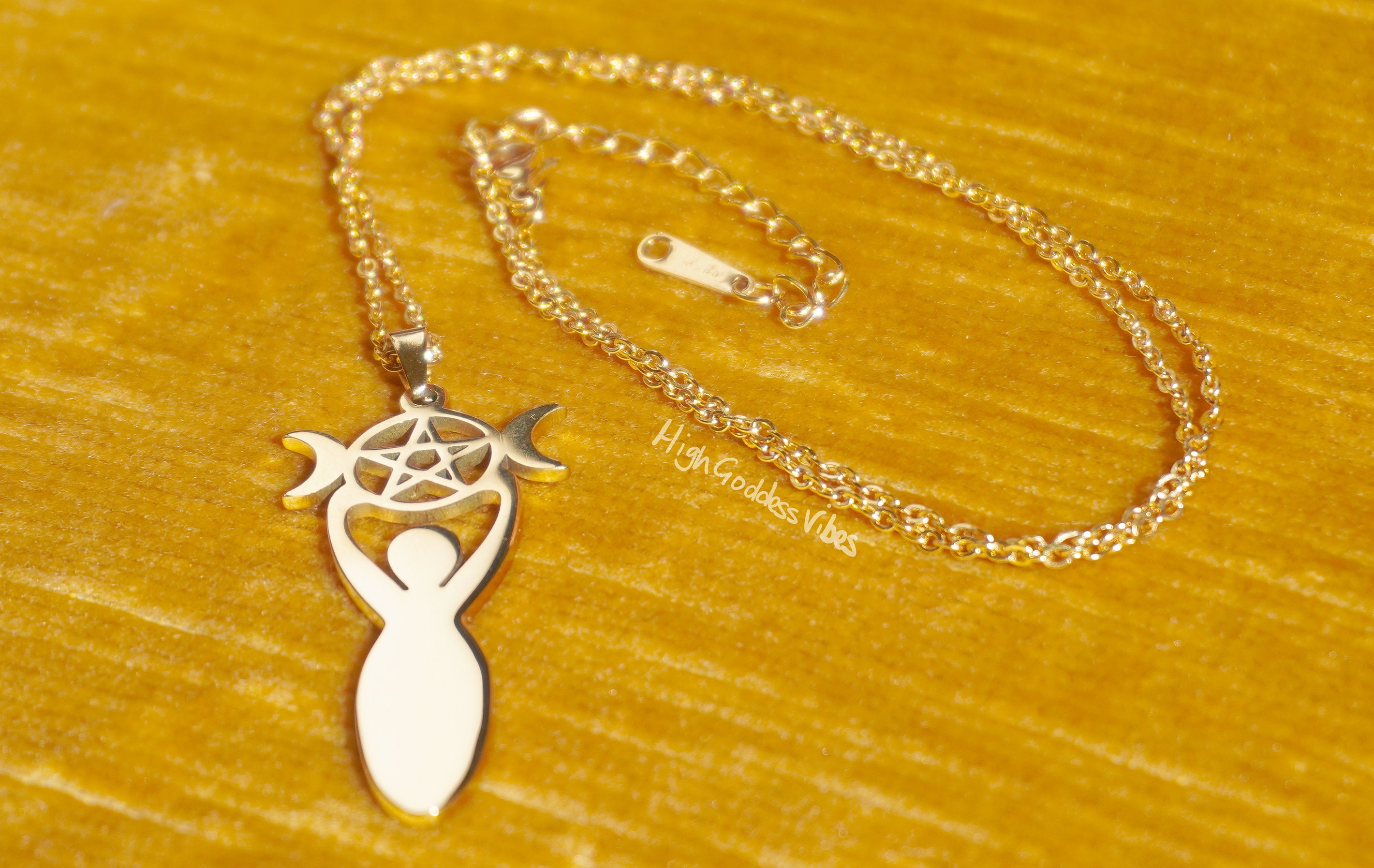 Collana VASSAGO Con Spada E Pentacolo – Tripla Luna Dea In Acciaio Inox, Gioielli Wicca Pagani Per Uomo E Donna