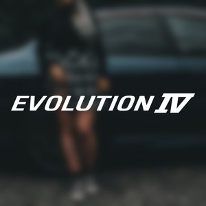 Może przedstawiać: Czarny samochód z napisem "EVOLUTION IV" w białych literach na boku.