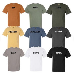 Pu&ograve; includere: Nove magliette in vari colori: yam, muschio, salvia, senape, blu jeans, pepe, grigio, bianco e nero. Ogni maglietta ha il nome del colore stampato sul davanti con un carattere scritto a mano.