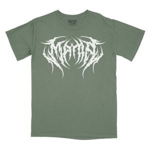 Może przedstawiać: Zielony t-shirt z białym nadrukiem słowa "MEGADETH" w stylizowanym foncie.