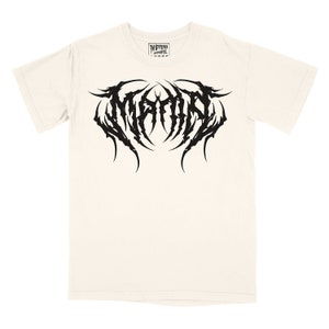 Może przedstawiać: Biały t-shirt z czarnym nadrukiem słowa "MAYHEM" w stylizowanym, gotyckim foncie.