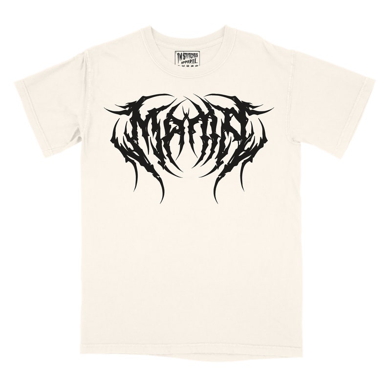 Może przedstawiać: Biały t-shirt z czarnym nadrukiem słowa "MAYHEM" w stylizowanym, gotyckim foncie.