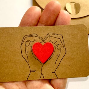 Mini tarjeta de corazón, tarjeta de corazón de madera, tarjeta personalizada, texto personalizado, tarjeta estampada a mano, regalo de corazón, aniversario, cumpleaños, San Valentín