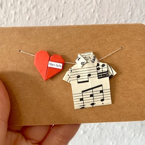 Tarjeta de camiseta de origami con corazón, tarjeta de camiseta con texto deseado, color de camiseta y corazón seleccionables, tarjeta de cumpleaños, regalo de aniversario, ecológica