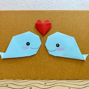 Baleias de origami com cartão de coração, duas baleias, o texto desejado, cartão de casamento, cartão de aniversário, cartão de amor de baleia, vale-presente, cartão dobrável
