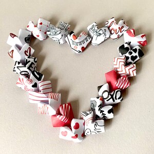 Ensemble de 20, coeurs Origami 3D avec boîte, cadeaux personnalisés, mini coeurs, cadeau coeur, Saint-Valentin, anniversaire, anniversaire, idée cadeau