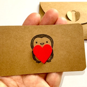 Pinguin mit Herz Mini–Karte, Holzherz Karte, Personalisierte Karte, Wunschtext, Handgestempelte Karte, Jubiläum, Geburtstag, Liebeskarte