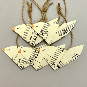 Set da 5, uccelli origami, uccelli di carta fatti di carta musicale, uccello con cuore, ciondolo per uccelli, decorazione per albero, decorazione per albero, decorazione per feste, portafortuna