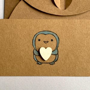 Mini biglietto pinguino azzurro con cuore, biglietto pinguino rosa, pinguino con cuore di legno, il testo desiderato, buono regalo, biglietto d'amore, compleanno
