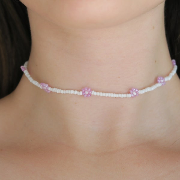 Collar de Flores de Perlas Blanco y Morado - Elegancia Natural