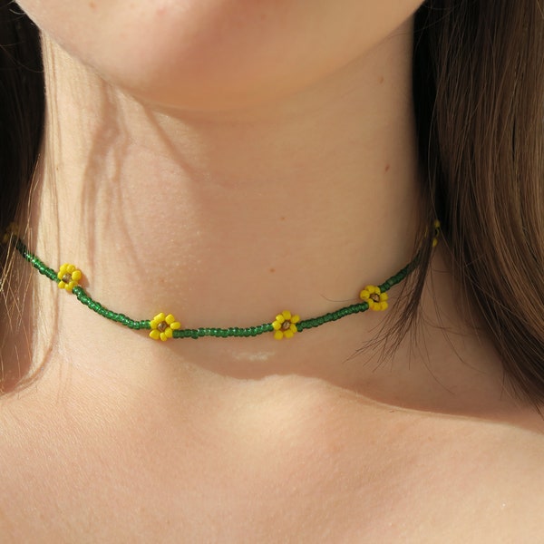 Collar de flores de perlas verde y amarillo