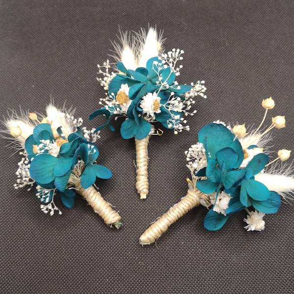 Boutonnière de marié verte foncée idéale pour apporter une touche champêtre et féérique à votre mariage