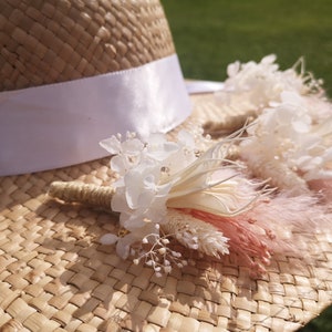 White and pink groom&#39;s boutonniere ideal for bringing a rustic and magical touch to your wedding