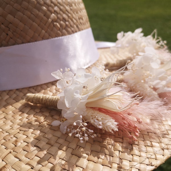 Boutonnière de marié blanche et rose idéale pour apporter une touche champêtre et féérique à votre mariage