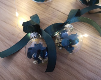 Set of 3 6cm glass balls decorated with green and gold dried flowers