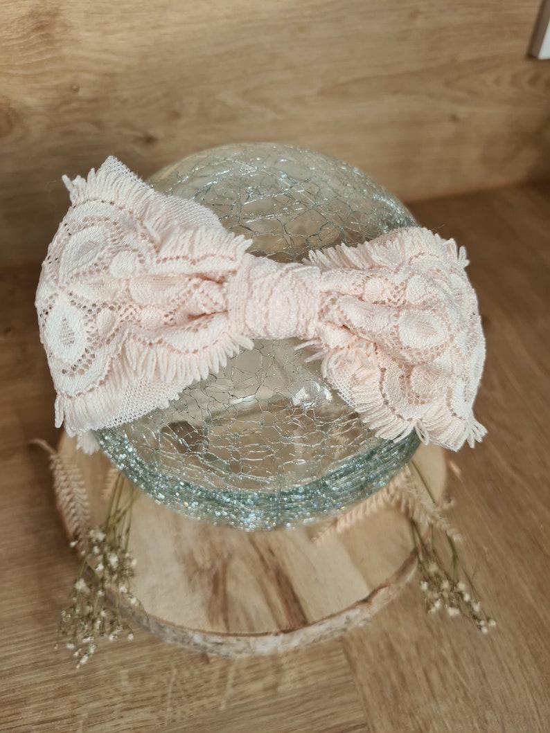 Zauberhaftes Haarband mit Schleife Bow Statementhaarband Lochstickerei Baby Mädchen Stirnband Frühling Sommer 0-48 Monate creme zarte Spitze Bild 3