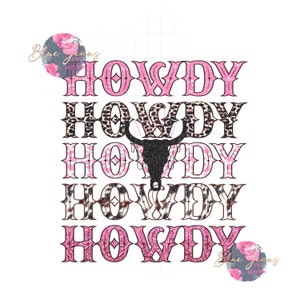以下が含まれることがあります： 「HOWDY」という単語が5回繰り返され、積み重ねられた垂直な配置で構成されたグラフィックデザイン。各単語は、ピンクと白の格子柄、ヒョウ柄、シマウマ柄など、さまざまなパターンでスタイリッシュにデザインされています。2番目と3番目の単語の間に、黒い牛の頭部のシルエットが中央に配置されています。