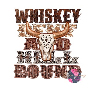 Könnte beinhalten: Ein brauner und weißer Bullenschädel mit einem dekorativen Design auf der Stirn. Der Schädel ist von einem braunen und weißen Leopardenmuster umgeben. Der Text "Whiskey Bent and Hell Bound" ist in braunen und weißen Buchstaben mit einem glitzernden Effekt geschrieben.