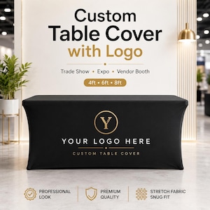 Pode incluir: Capa de mesa preta personalizada com logotipo, ideal para feiras, exposições e stands de fornecedores. A capa apresenta o texto "Custom Table Cover with Logo" e "Your Logo Here". Disponível nos tamanhos de 122cm, 183cm e 244cm. Feito de tecido elástico.