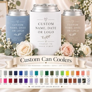 Puede incluir: Tres enfriadores de latas cilíndricos de espuma en azul polvoriento, blanco y beige, cada uno con el texto impreso CUSTOM NAME, DATE OR LOGO y CHEERS TO GOOD TIMES. Debajo, una tabla de colores muestra cuarenta y ocho opciones de color.