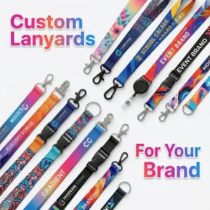 Puede incluir: Una colección de cordones personalizados en varios colores y diseños, con texto como "Custom Lanyards" y "For Your Brand". Los cordones tienen diferentes patrones, incluyendo florales, degradados y logotipos de marcas, con cierres metálicos y de plástico.